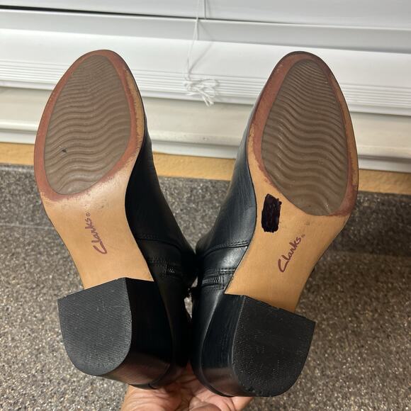 Clarks Classic Ankle Bootie Womens Sz 9M Black Leather Comfort Casual Block Heel - Picture 10 of 11